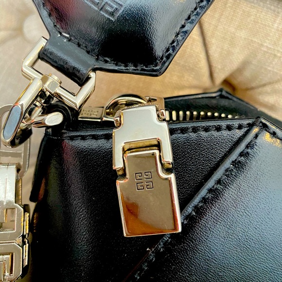 Givenchy - Picture 2 of 4